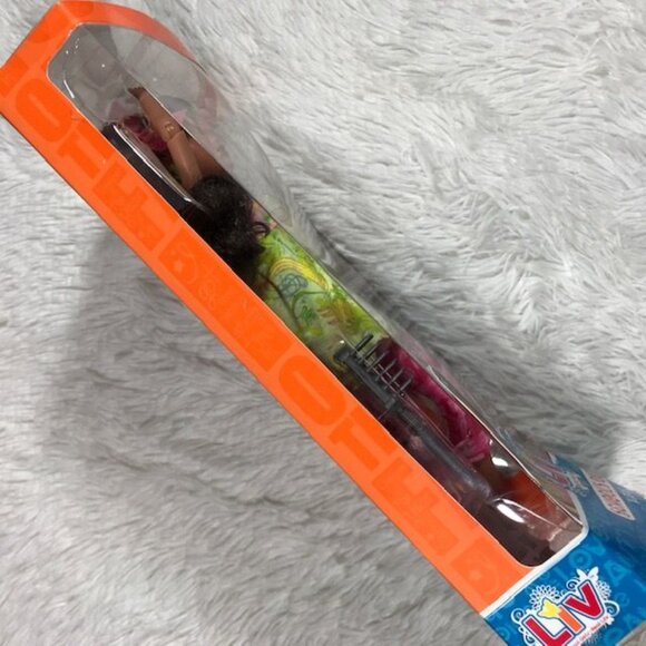 Liv ALEXIS School's Out Doll w/ Hairbrush & Changeable Wig - Picture 6 of 12